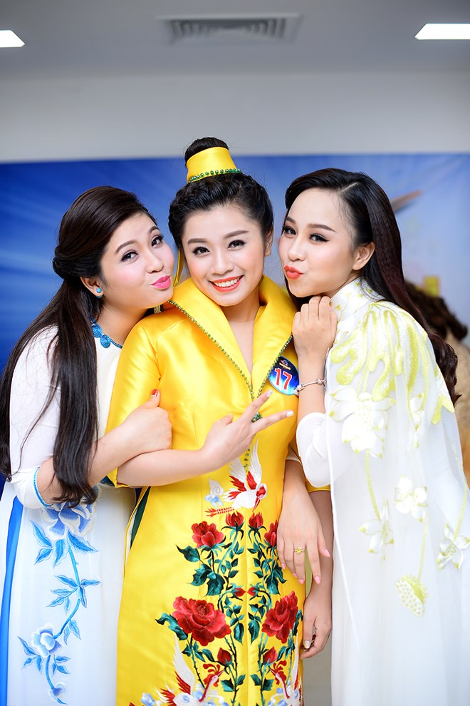 Thu Hằng (áo vàng) xuất sắc giành giải nhất Sao Mai 2015 dòng nhạc dân gian.